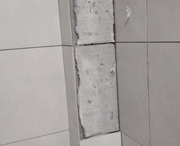 广州瓷砖空鼓维修公司分享下瓷砖施工前基层浇水润湿程度不足，可能导致以下问题